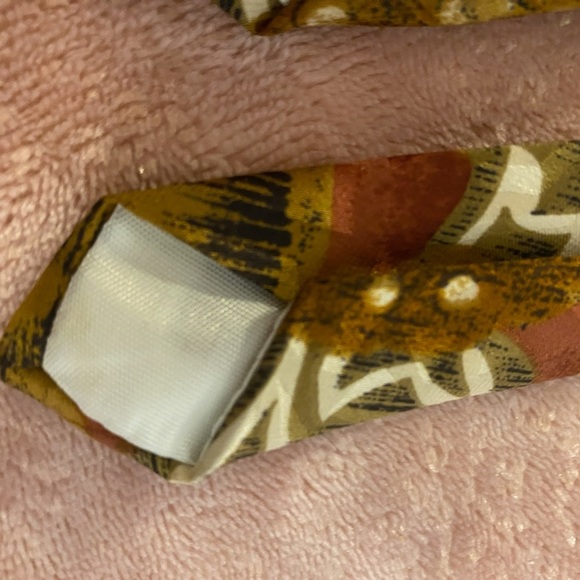 Elegant Men's Tie with Red and Gold Floral Pattern - Picture 8 of 8